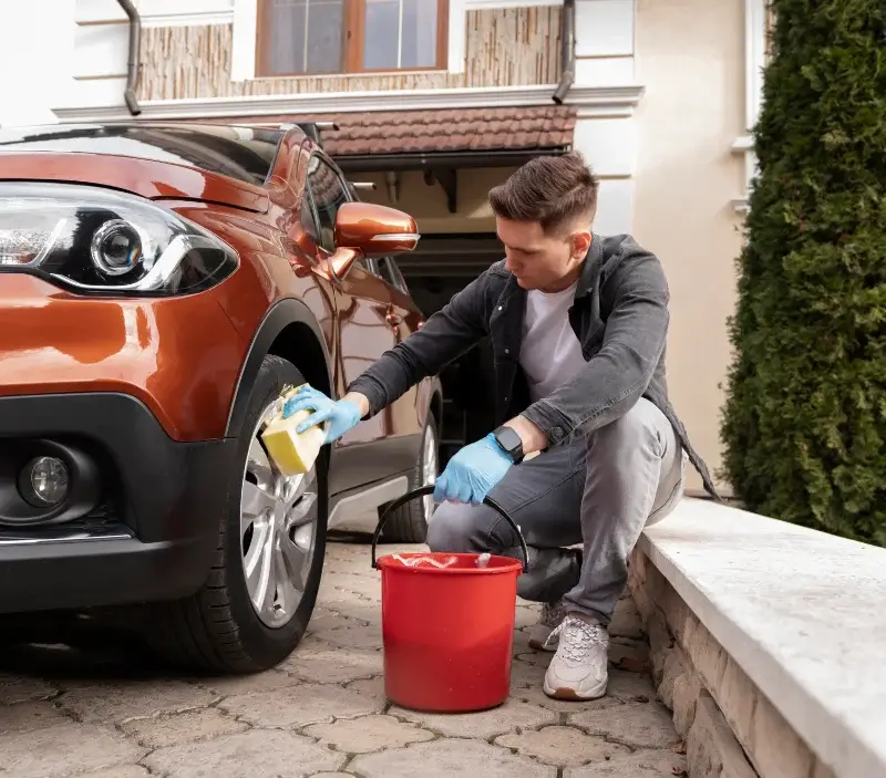 Lavage auto à domicile Jayat : professionnel intervenant sur un véhicule